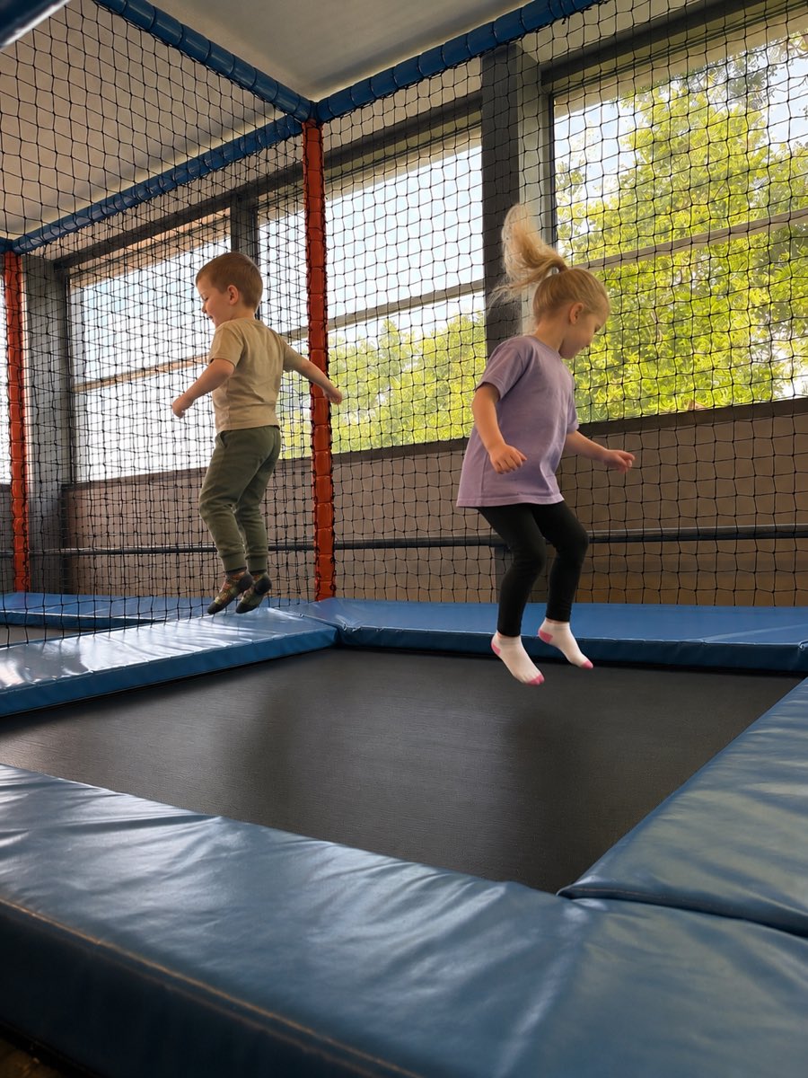 Dve deti skáču na trampolínach v City Fun Šaľa
